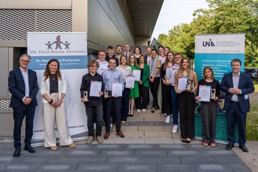 Universität Augsburg und Dr. Hans Riegel-Stiftung zeichnen Schüler*innen für herausragende Seminararbeiten in den MINT-Fächern mit Dr. Hans Riegel-Fachpreis aus